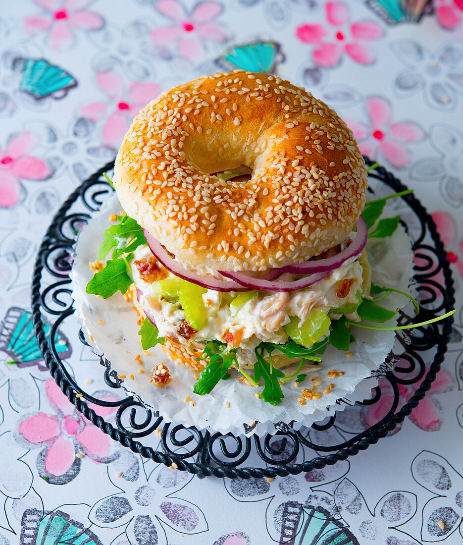 Bagel with chicken salad, red onions and rocket