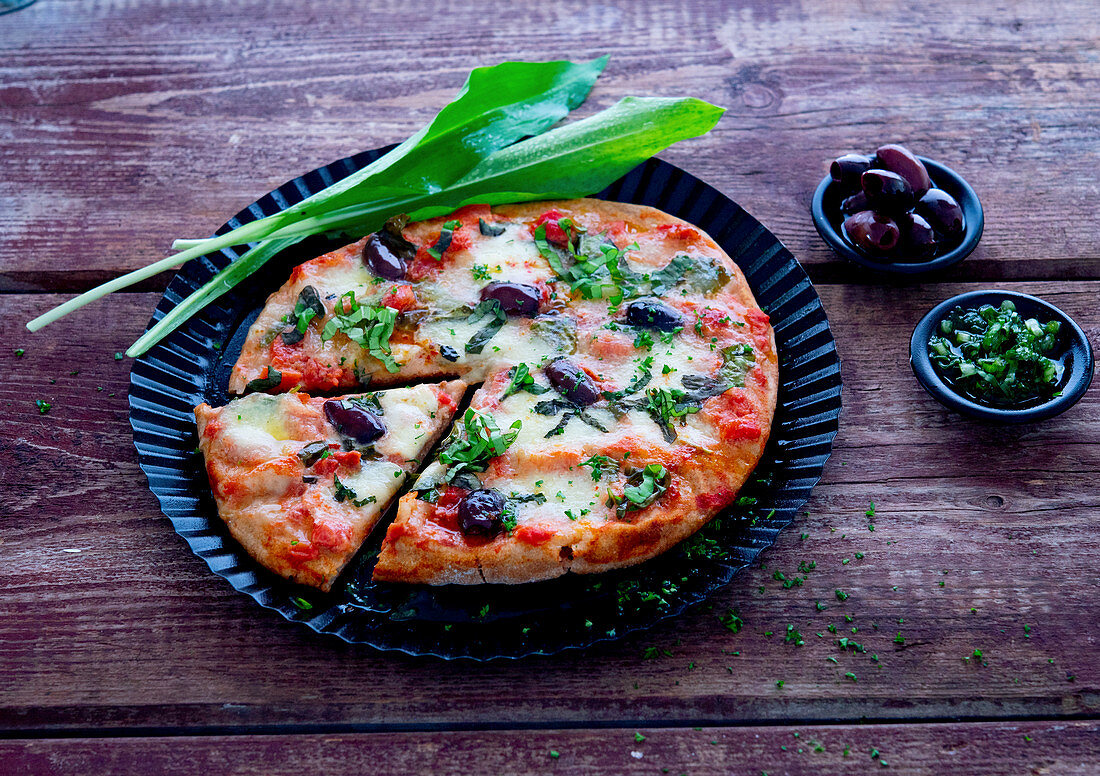 Pizza mit Oliven und Bärlauch