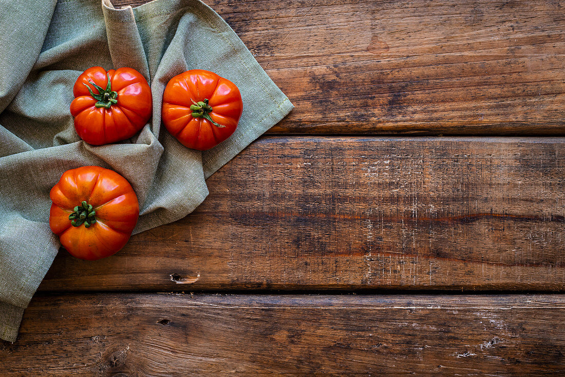 Drei Heirloom-Tomaten auf Leinentuch