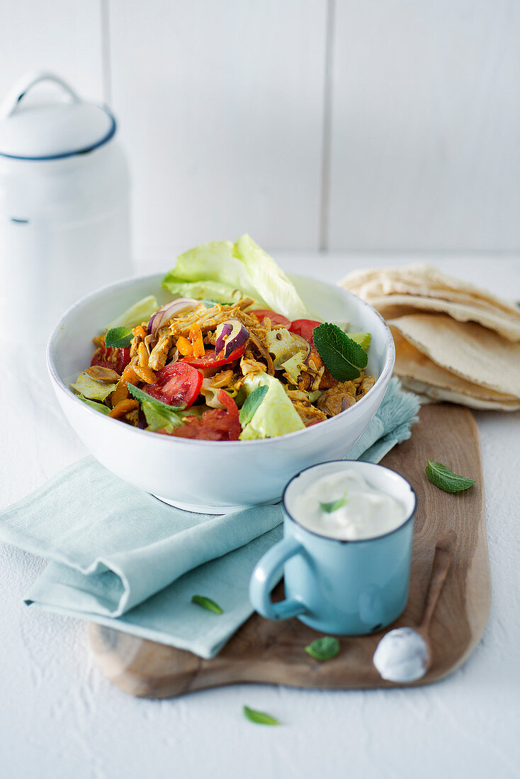 Würziger Hähnchen-Gemüse-Salat mit Pfefferminze und Joghurtsauce