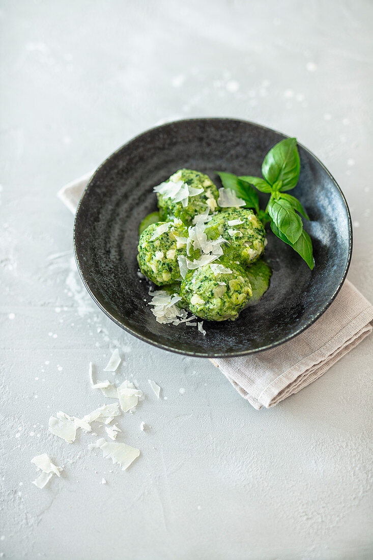 Knödel mit Spinat, Pecorino und Pesto