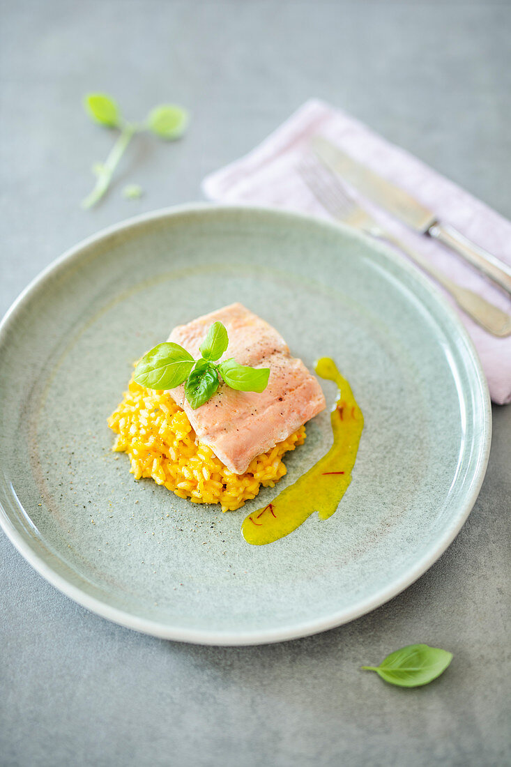 Kürbisrisotto mit Lachsforelle und Orangen-Safran-Sauce