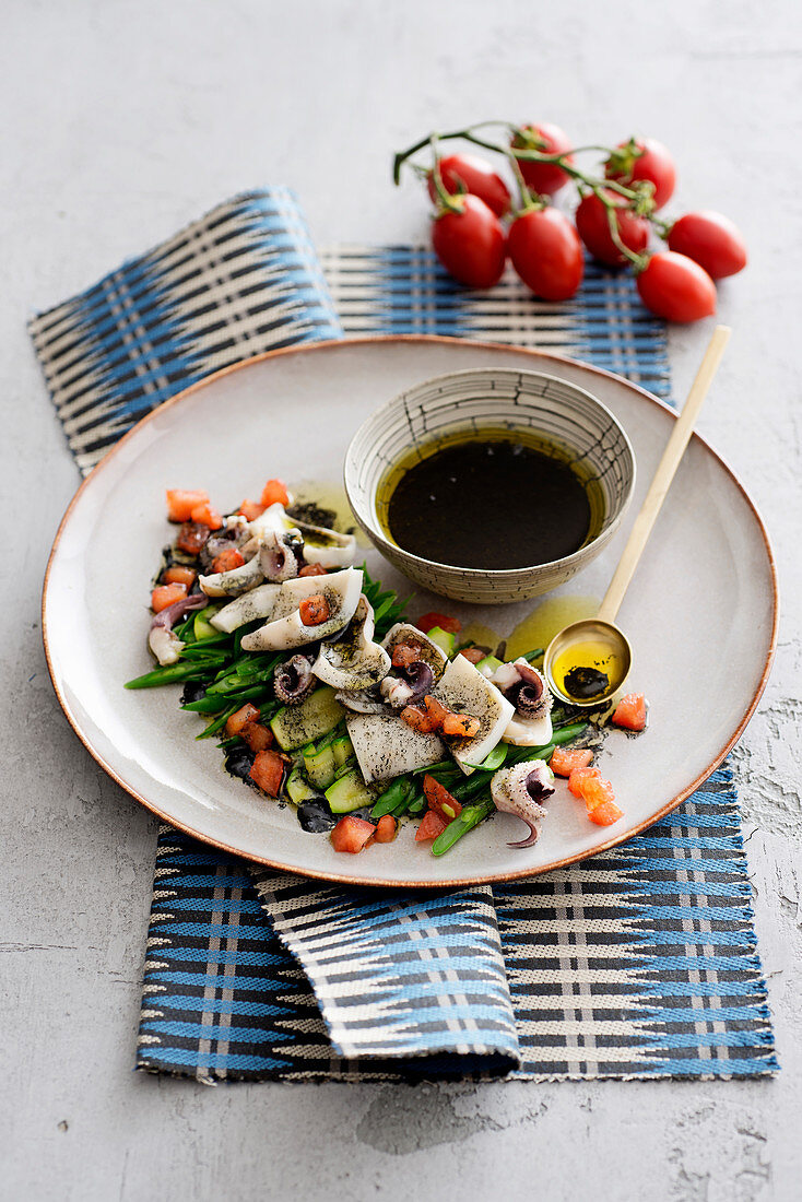 Tintenfisch-Gemüse-Salat mit Sepia-Vinaigrette