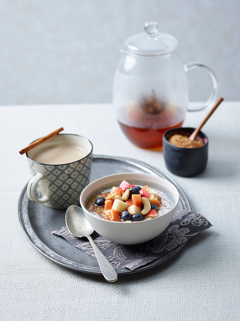 Quinoapudding mit Früchten und Cashewkernen & Chai Tee