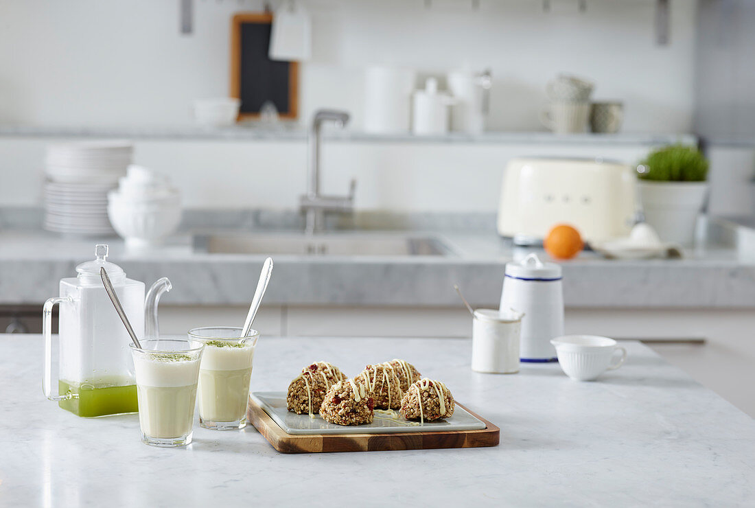 Granola-Bällchen mit weisser Schokoladenglasur & Matcha Latte