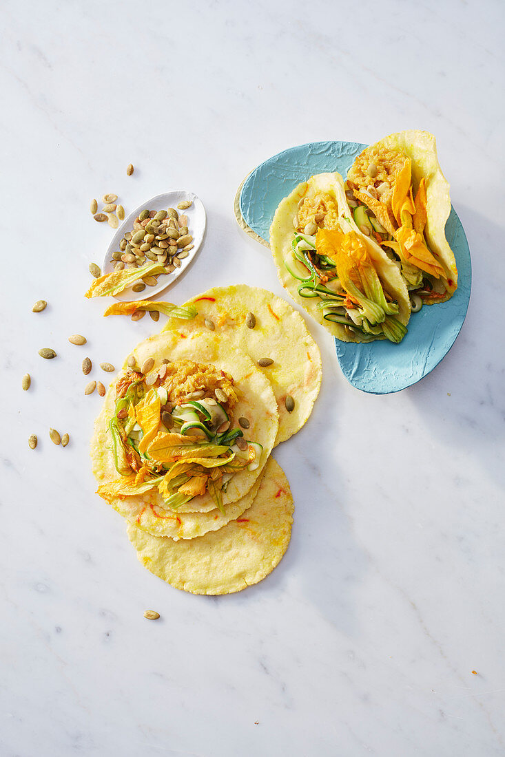 Safran-Tortillas mit Lauchzwiebelgemüse, Zucchini und Zucchiniblüten