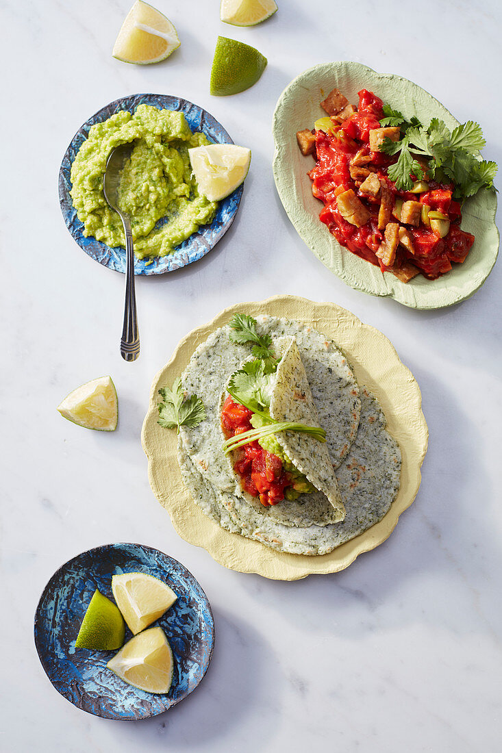 Spinat-Tortilla mit Guacamole, Tempeh in Tomatensauce und Koriander