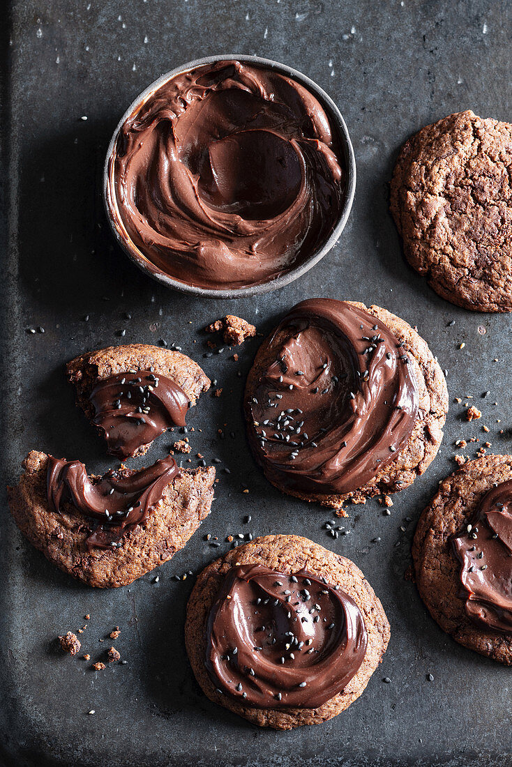 Schokocookies mit Schokoladencreme und schwarzen Sesamsamen