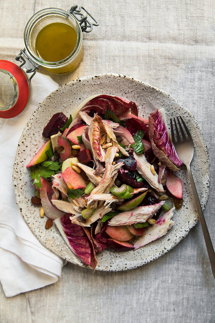 Suppenhuhnsalat mit Radicchio und Apfel