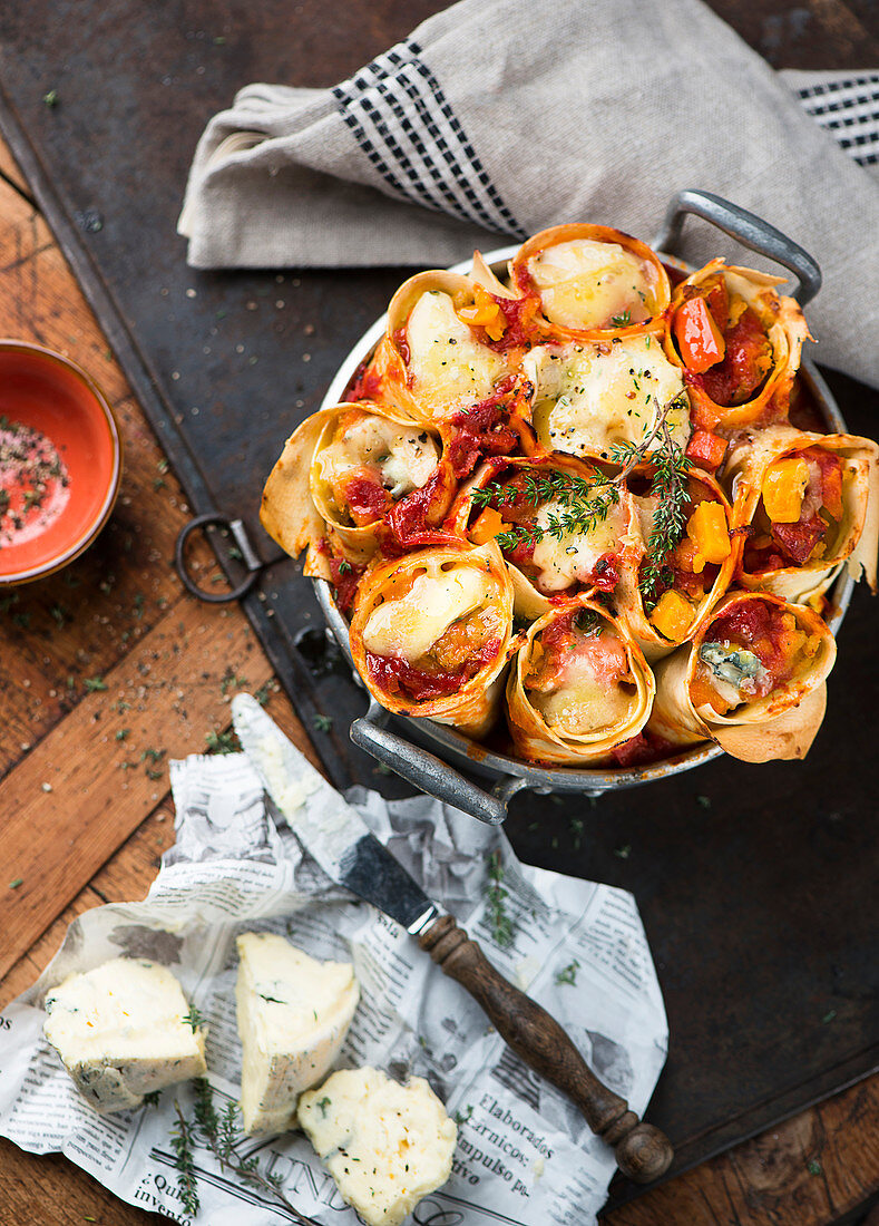 Gefüllte Nudelrollen mit Kürbis, Käse und Tomatensauce