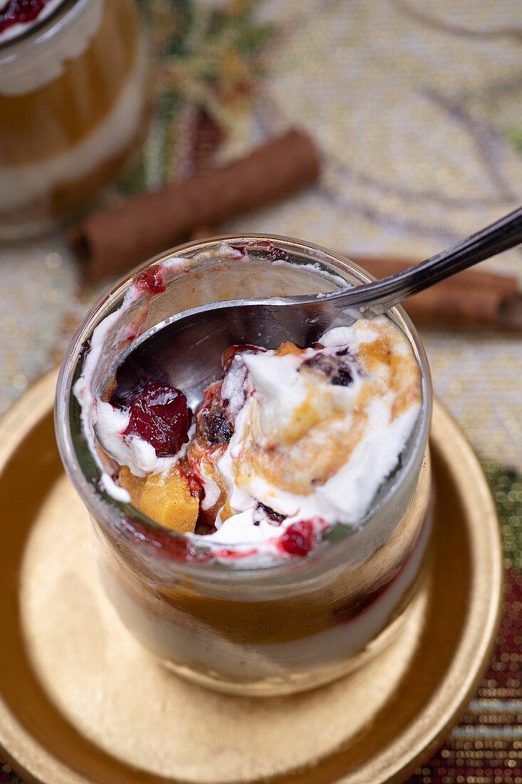 Weihnachtliches Schichtdessert mit Cranberry-Kürbismousse