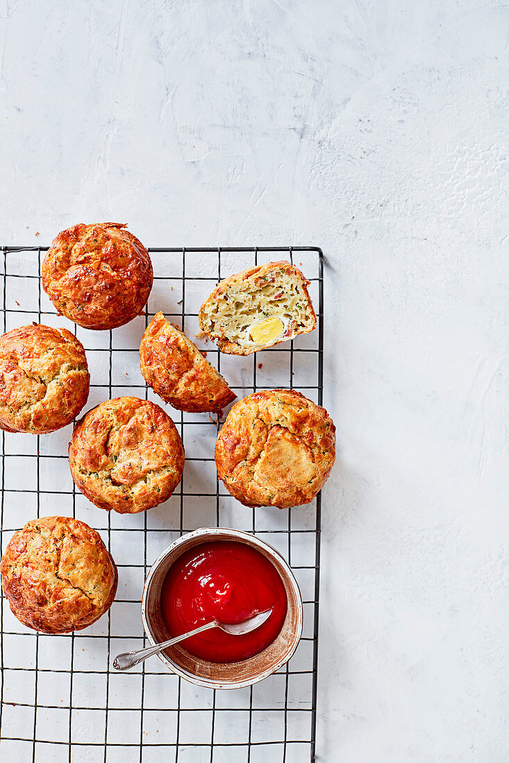 Muffins mit Bacon, Ei und Ketchup