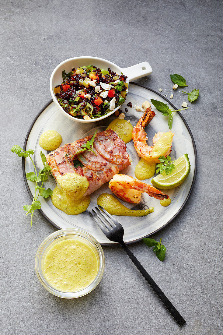 Kabeljau-Saltimbocca mit Mango-Reissalat und Riesengarnelen