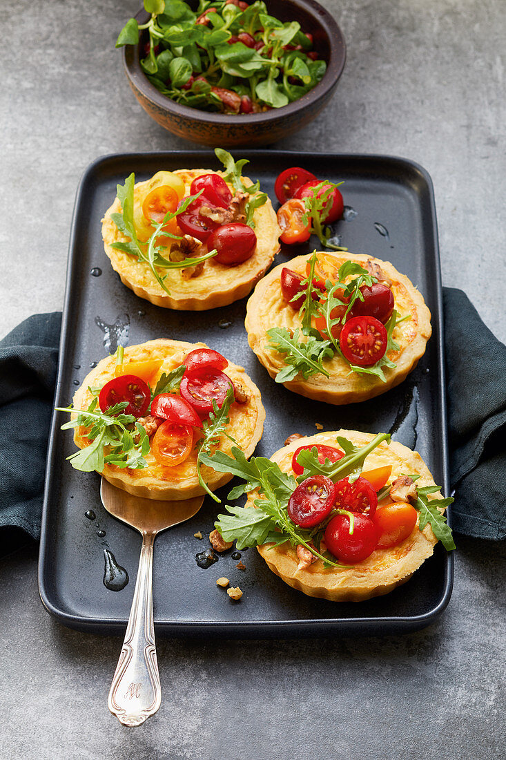 Parmesan-Törtchen mit Tomaten und karamellisierten Walnüssen