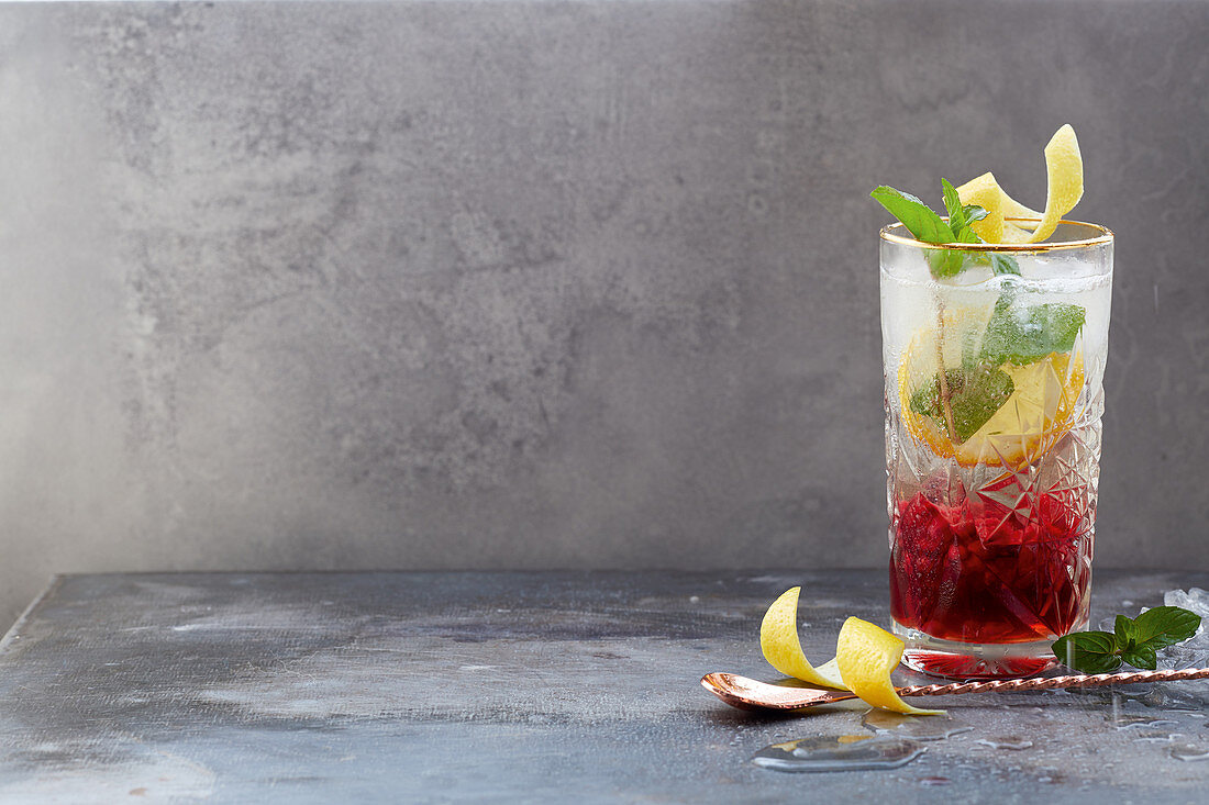 Pomegranate Spritz with tonic water, lemon and mint