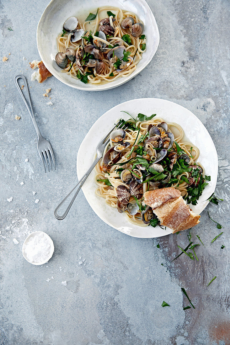 Linguine with oriental style clams