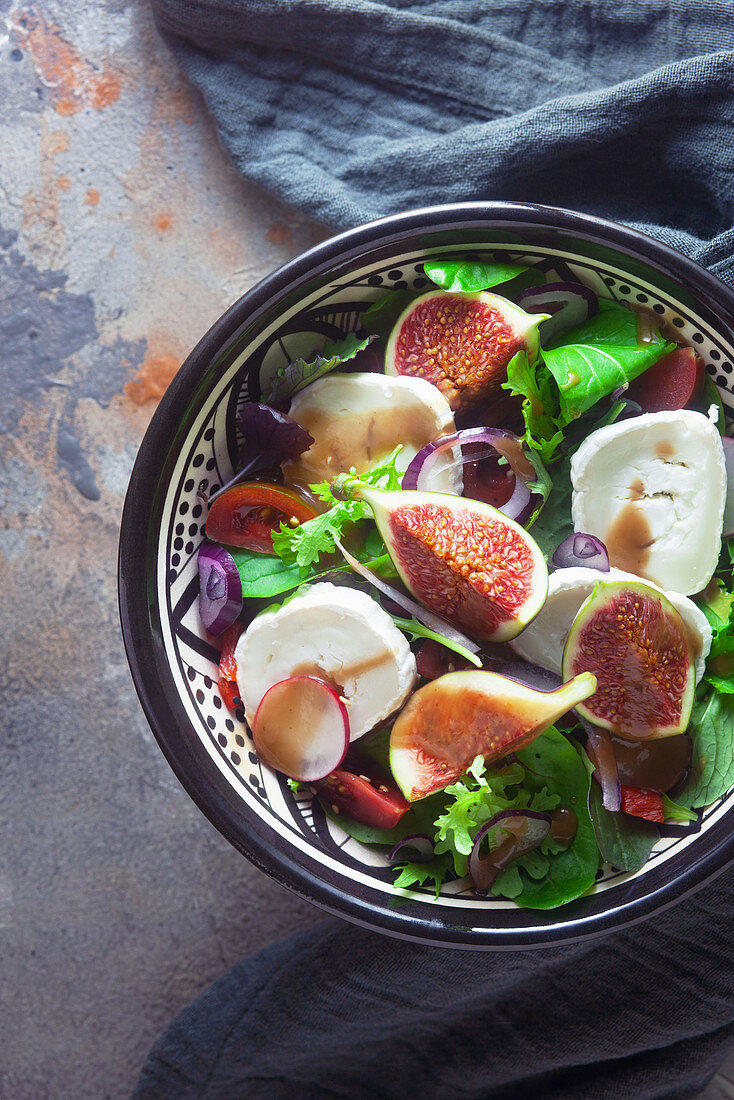 Lettuce with figs and goat's cheese