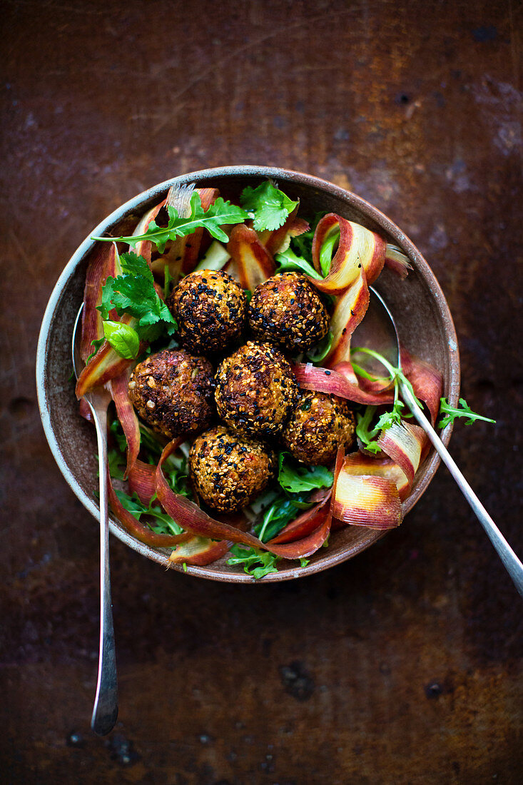 Falafel auf Karottenstreifen und Rucola