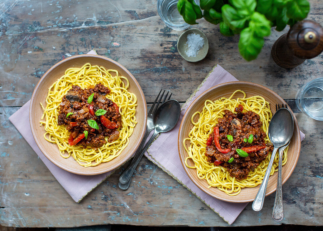 Spaghetti mit Paprika-Hackfleischsauce – Bild kaufen – 12981801 Image ...