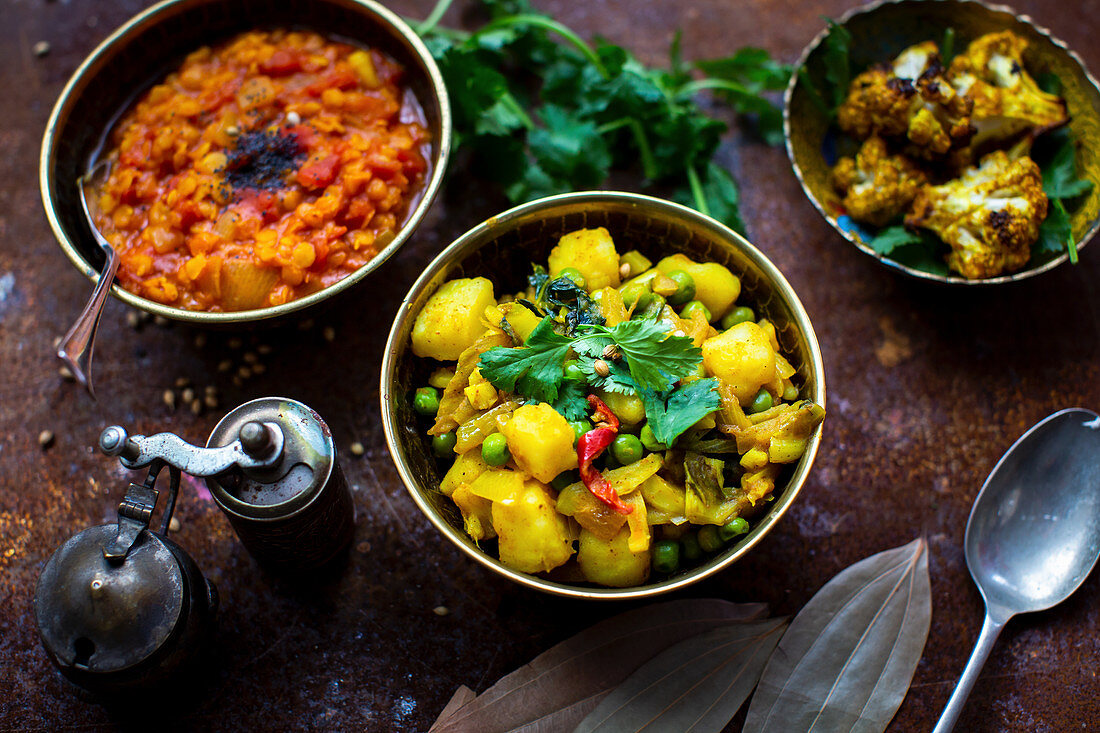 Kartoffelcurry, Dal und gerösteter Blumenkohl (Indien)