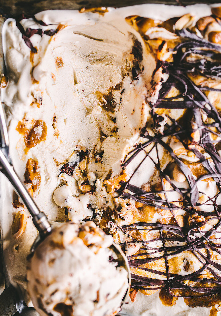 Tin Roof Ice Cream (Vanilleeis mit Karamell, Erdnüssen und Schokolade)
