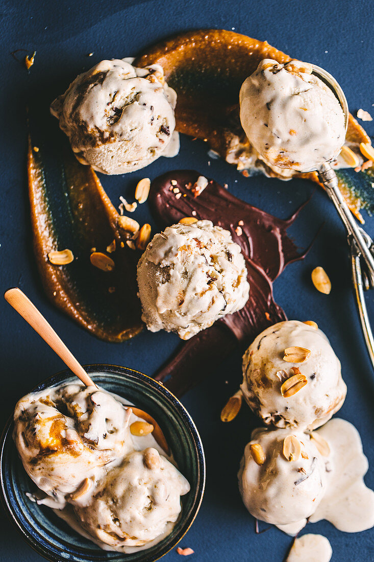 Tin Roof Ice Cream (Vanilleeis mit Karamell, Erdnüssen und Schokolade)