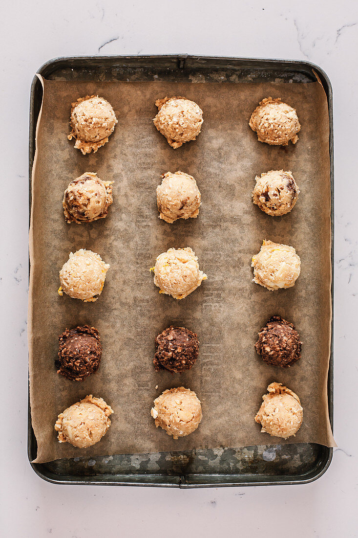 Plätzchenteig für Cookies in kugelförmigen Portionen auf Backblech