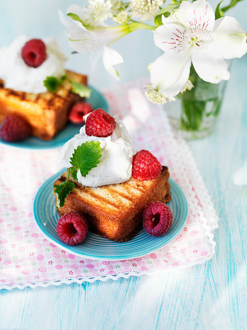 Gegrillte Biskuitkuchenstücke mit Himbeeren und Sahne