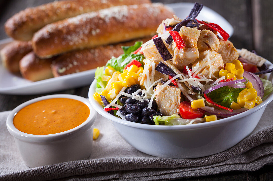 Mexikanischer Salat mit schwarzen Bohnen, Mais und Hähnchen