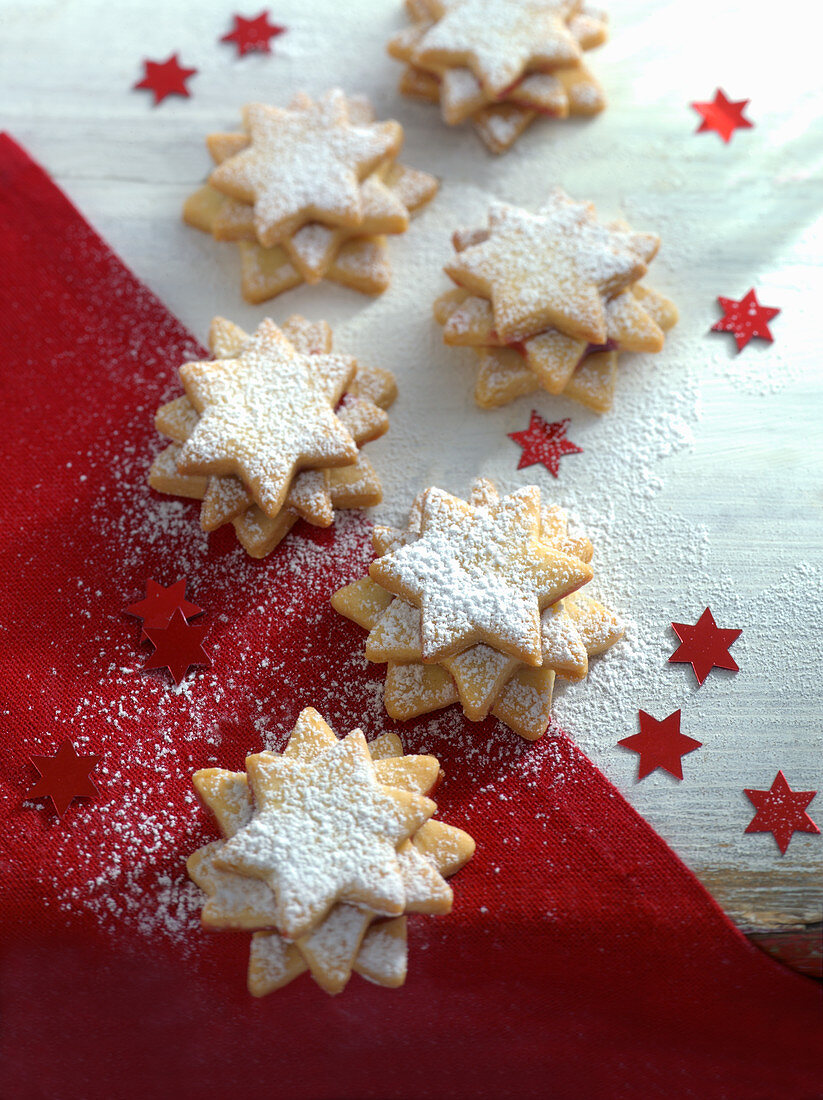 Currant cookies with icing sugar