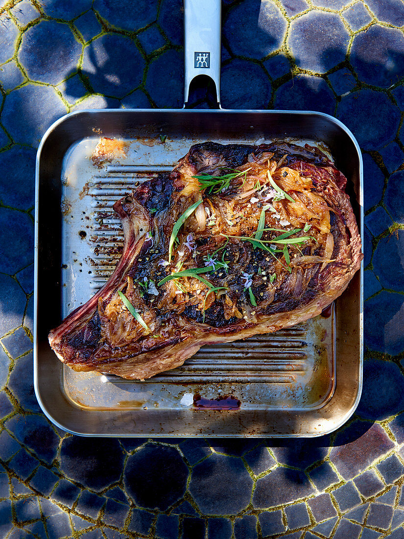 Cote de boeuf in a grill pan