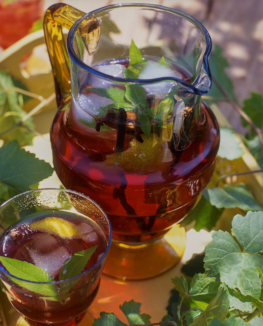 Sangria mit Zitrone und Eiswürfeln