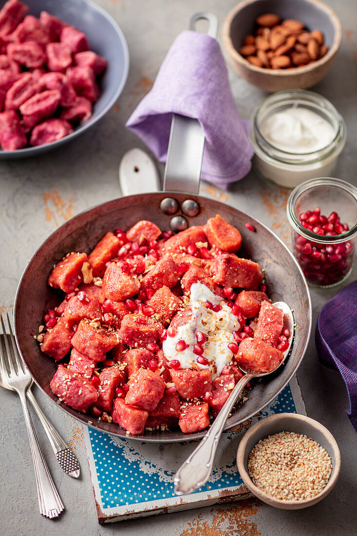 Quark-Rote-Bete-Gnocchi mit Granatapfelkernen