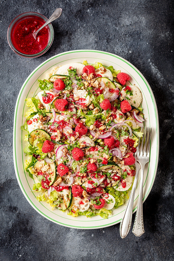 Salad with courgette, mozzarella and raspberry dressing