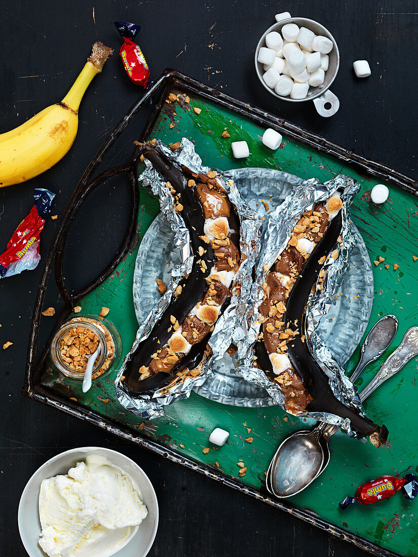 Grilled bananas with marshmallows and nuts
