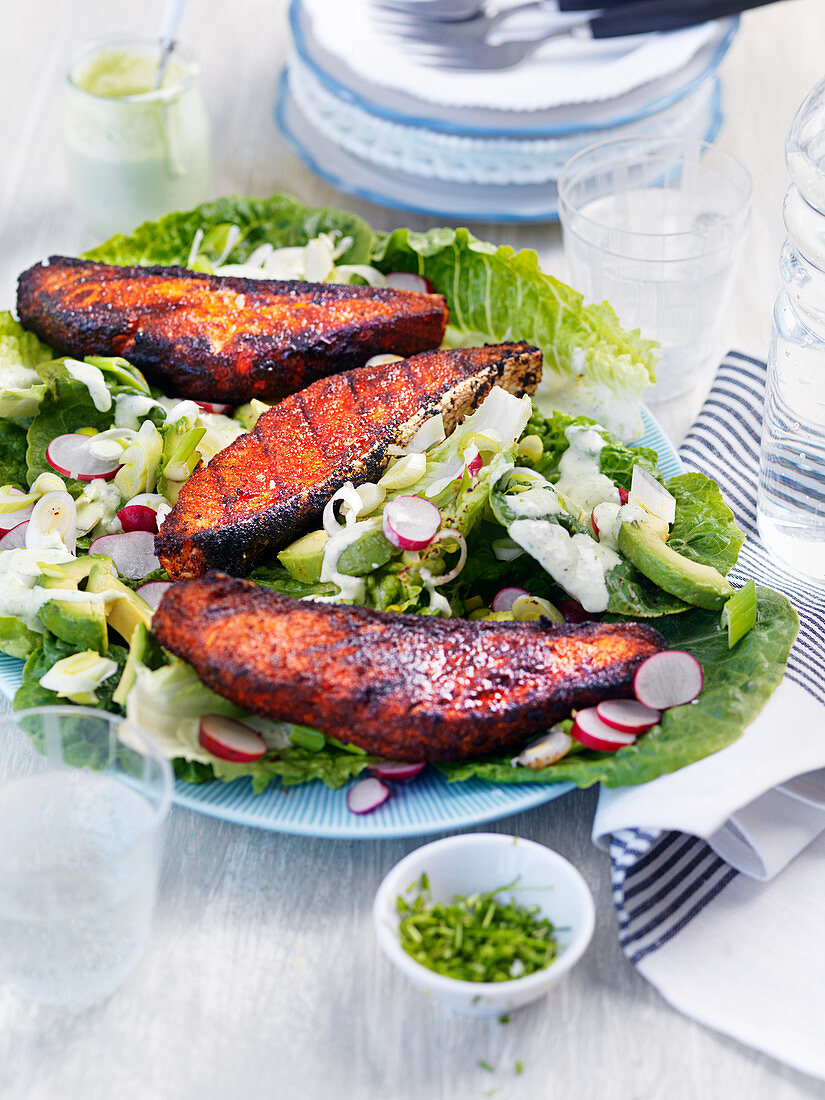 Gegrillter Lachs auf frischem Salat