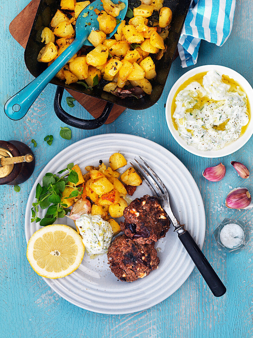 Frikadellen mit Ofenkartoffeln und Tzatziki