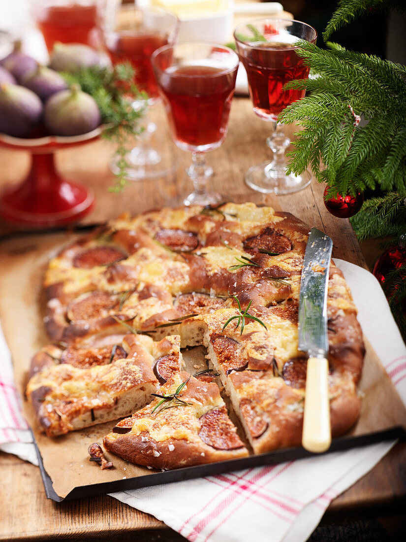 Weihnachtspizza mit Feigen und Rosmarin