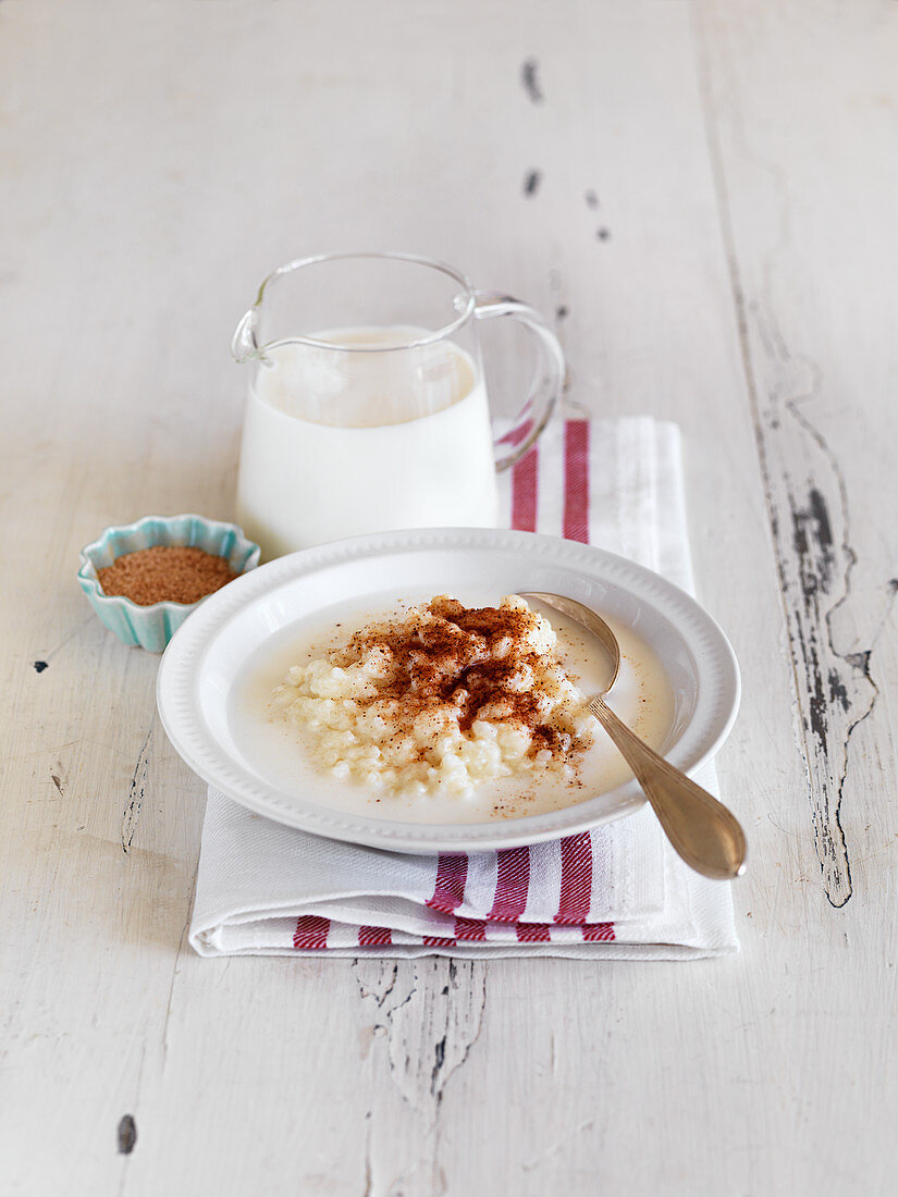 Porridge with milk and cinnamon