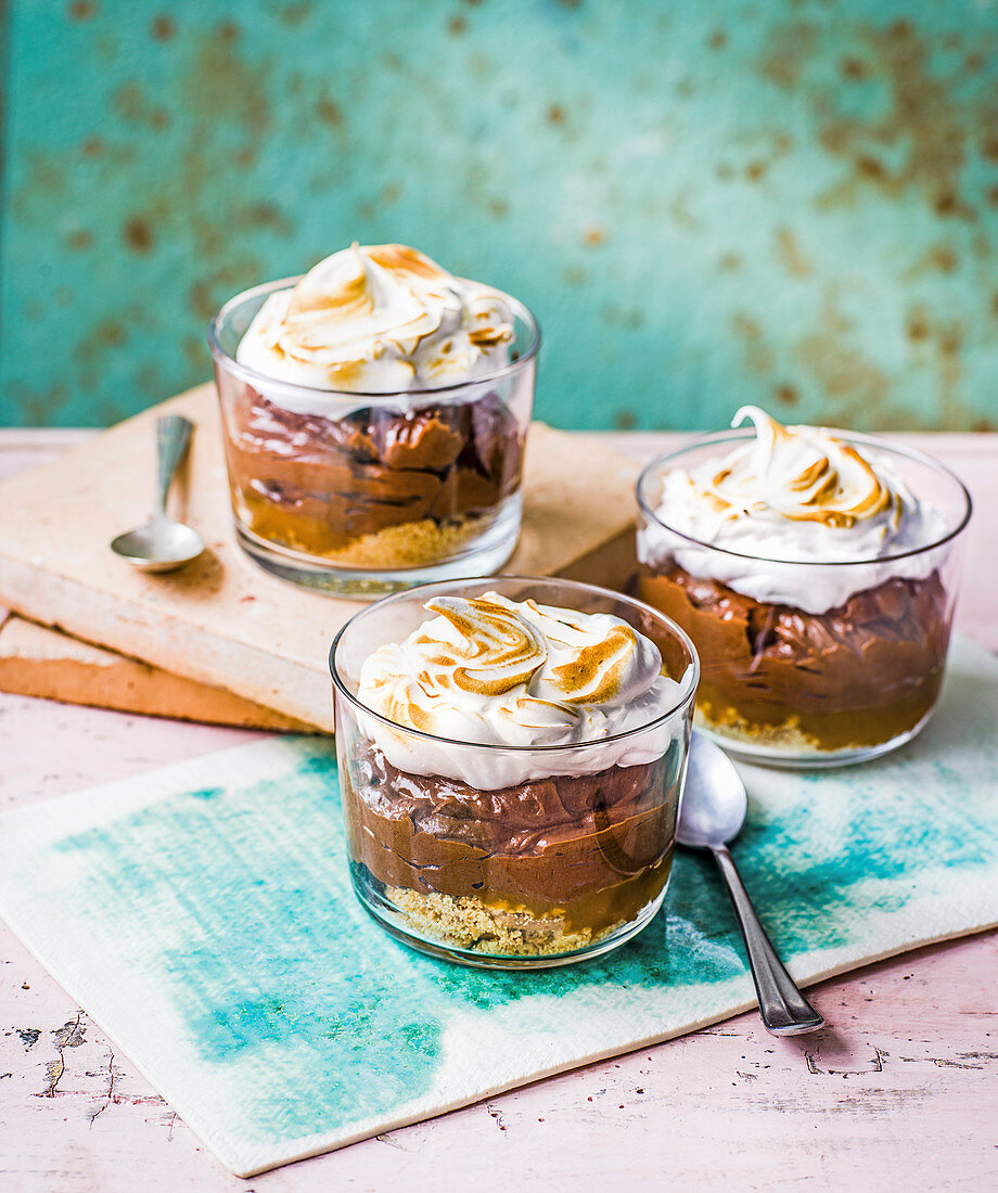 Smore-Dessert mit Schokocreme, Salzkaramell und Marshmallowhaube