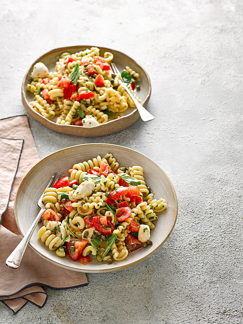 Pasta salad with bocconcini, capers and tomatoes