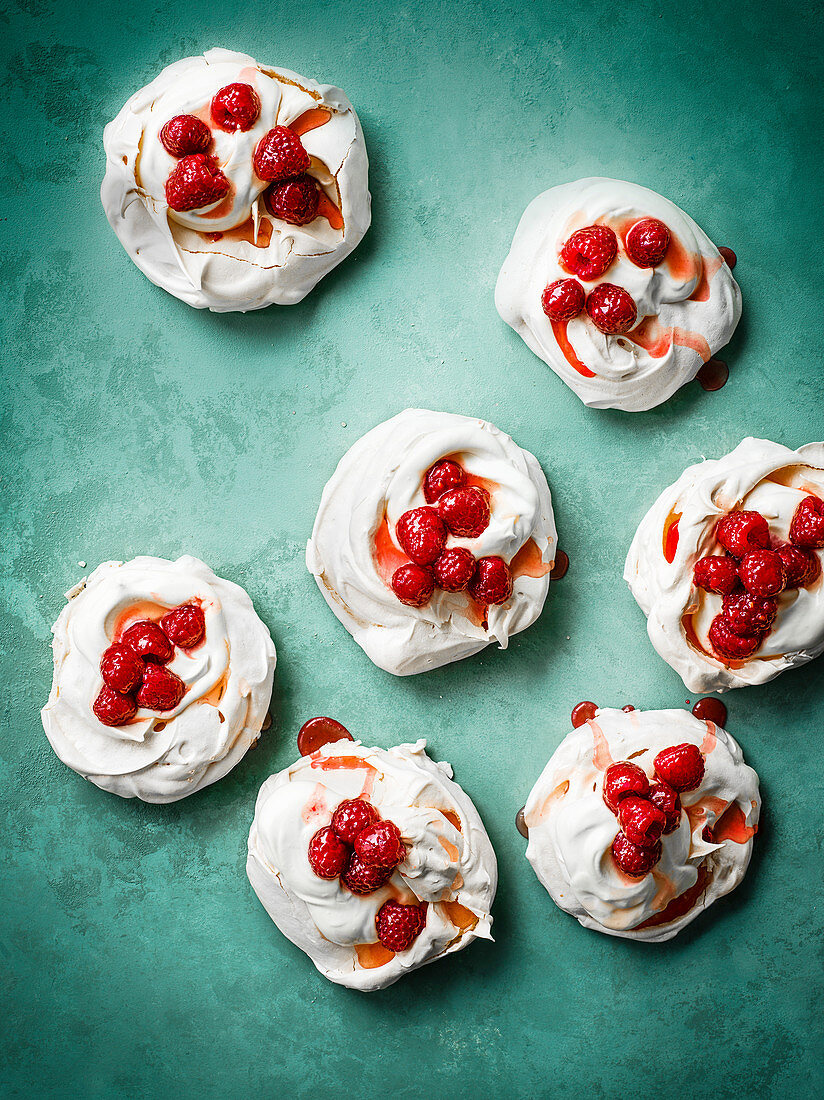 Pavlovas aus weisser Schokolade mit Himbeeren und Roséwein