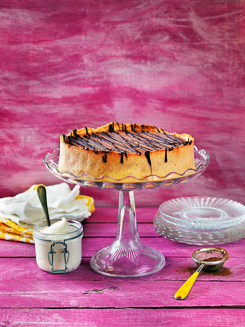 Schokoladenkuchen auf Kuchenständer