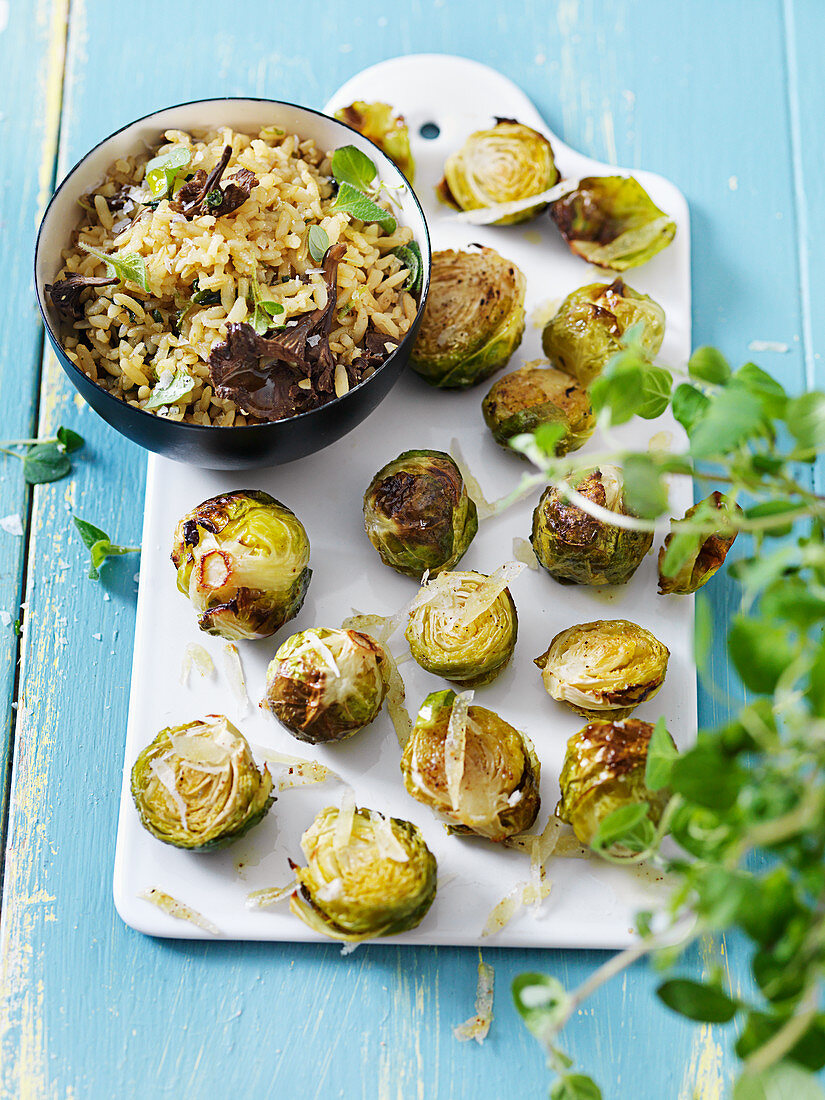 Gebratener Rosenkohl und Reis mit Pilzen