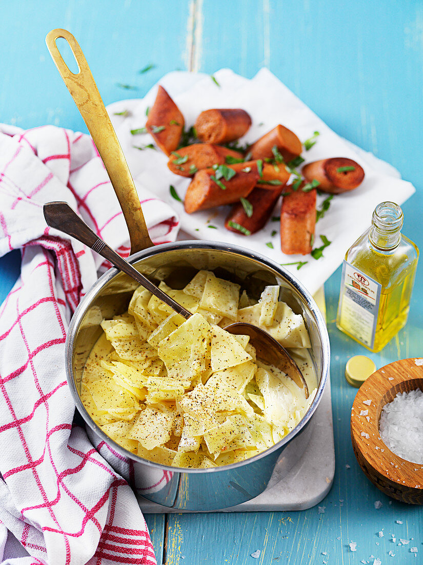 Cream cabbage with roasted sausages