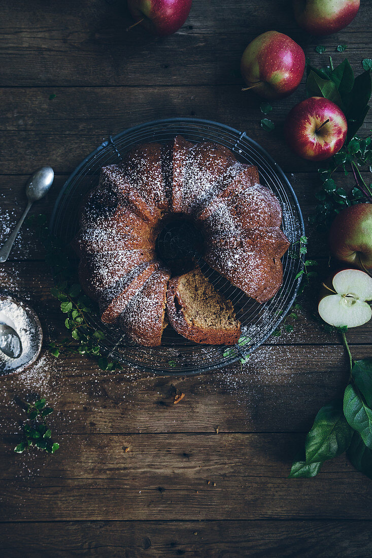 Apfel-Kranzkuchen auf rustikalem Holztisch