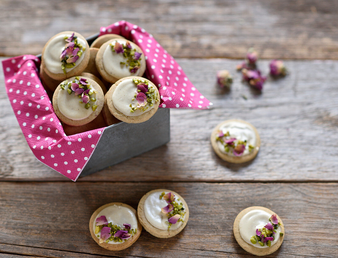 Vegane Sesam-Gewürztaler mit weisser Schokolade, Pistazien und Rosenblüten