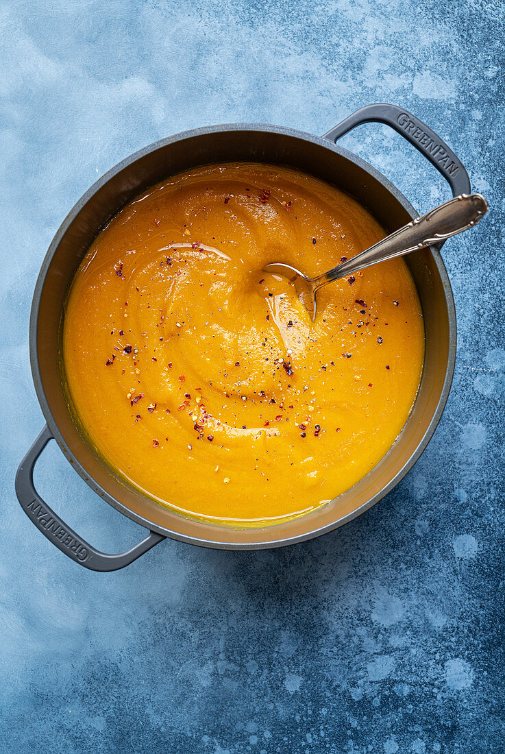 Butternusskürbissuppe im Topf