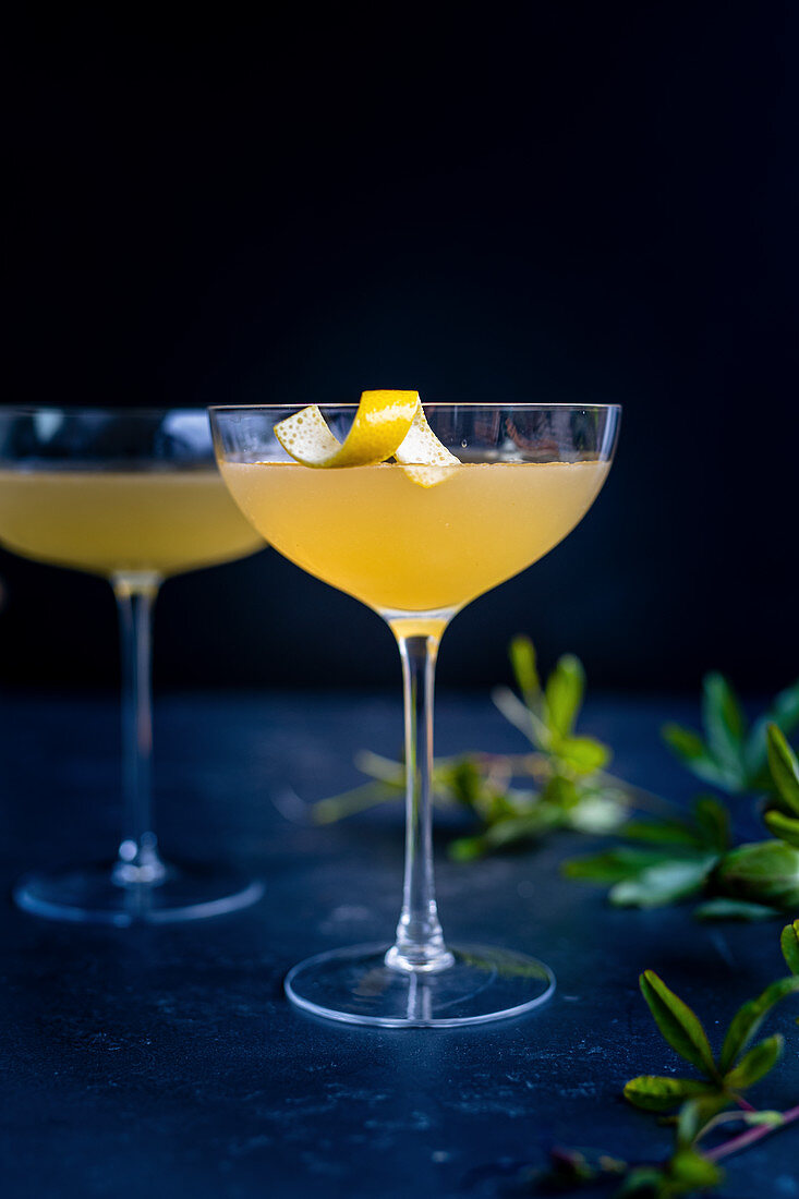 Cocktail 'Corpse Reviver' mit Zitronenschale
