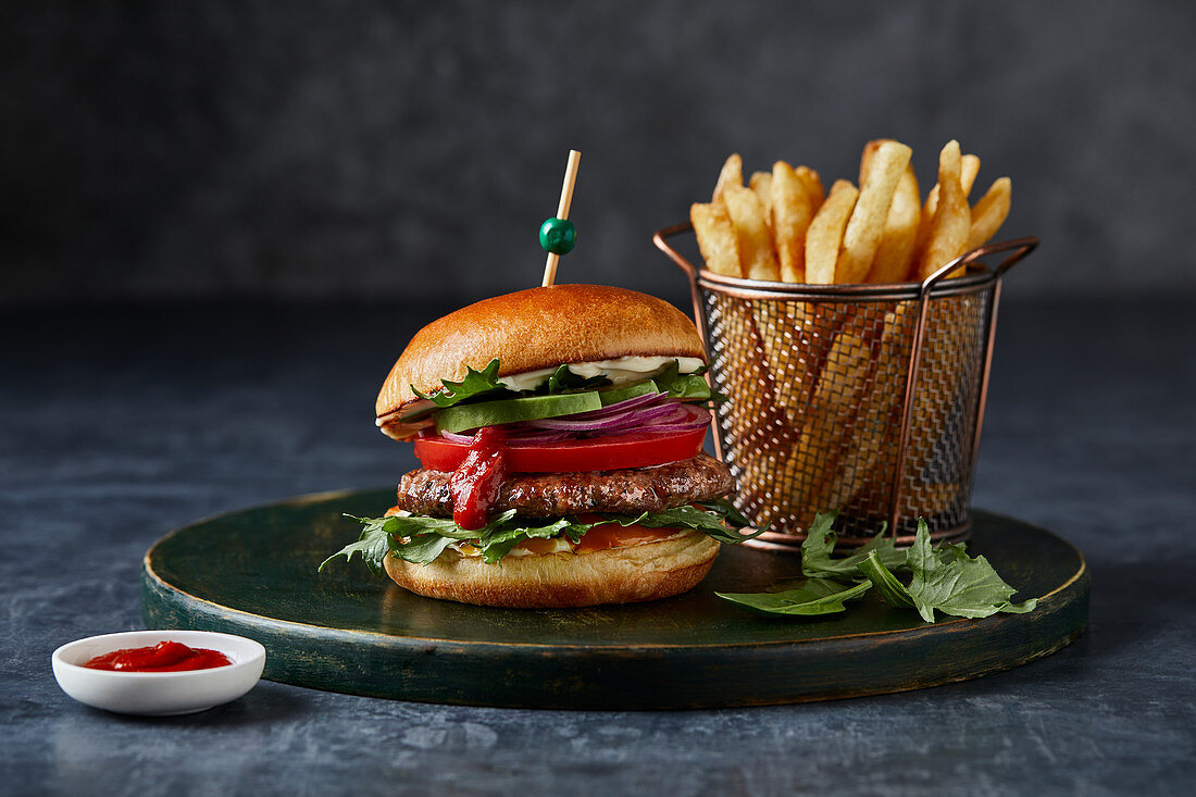 Rindfleischburger mit Pommes Frites